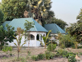 Mama Folonko Lodge with private Beach Paradise